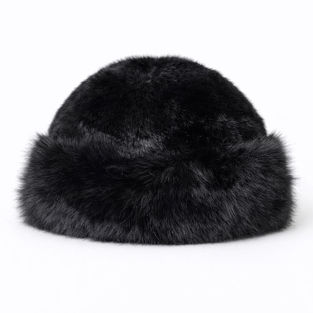 Schwarze Kunstfell-Wintermütze, Frontansicht, runde Form aus weichem Kunstfell