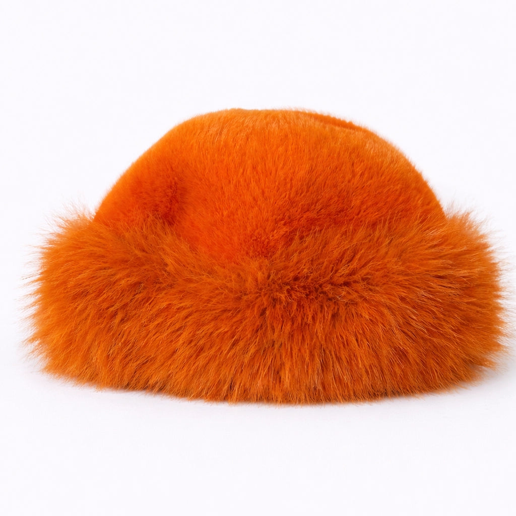 Orange Kunstfell-Wintermütze, Frontansicht, runde Wintermütze aus weichem Kunstfell