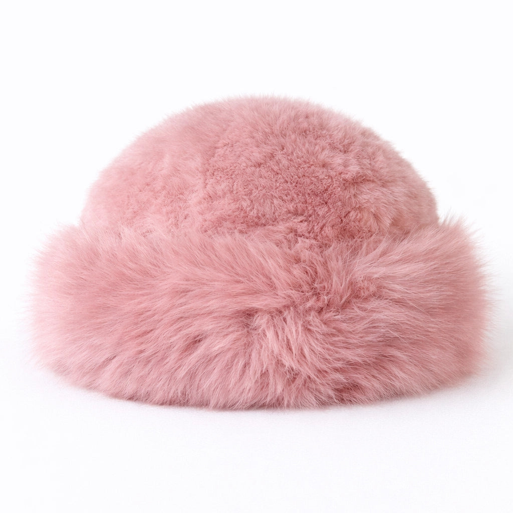 Rosa Kunstfell-Wintermütze, Frontansicht, weiches flauschiges Kunstfell
Auf dem Model – Stadt: