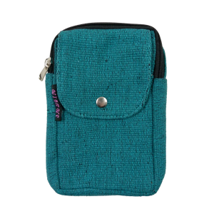 Beuteltasche Türkis und zwei Gürtelschlaufen zum Anbringen an Gürtel. Mit einem Reißverschlußfach und einem Einsteckfach vorne verschließbar mit einem Druckknopf.