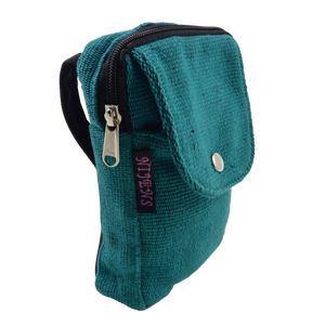 Beuteltasche türkis mit zwei Gürtelschlaufen zum Anbringen an Gürtel. Sie besitzt ein Hauptfach mit Reißverschluss und einem Einsteckfach vorne.