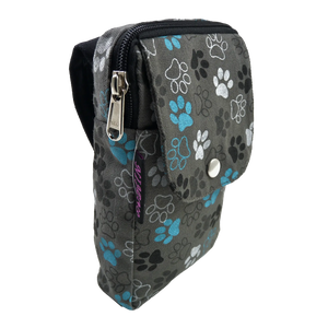 Beuteltasche für den Gürtel, grau mit bunten Pfotenmotiven, und zwei Gürtelschlaufen zum Anbringen an Gürtel. Sie besitzt ein Hauptfach mit Reißverschluss und einem Einsteckfach vorne.