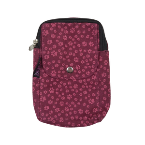 Beuteltasche Magenta mit Pfoten Print und zwei Gürtelschlaufen zum Anbringen an Gürtel. Mit einem Reißverschlußfach und einem Einsteckfach vorne, verschließbar mit einem Druckknopf.