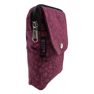 Beuteltasche magenta mit Pfötchenmotiven und zwei Gürtelschlaufen zum Anbringen an Gürtel. Sie besitzt ein Hauptfach mit Reißverschluss und einem Einsteckfach vorne.