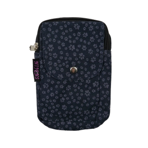 Beuteltasche Violett mit Pfoten Print und zwei Gürtelschlaufen zum Anbringen an Gürtel. Mit einem Reißverschlußfach und einem Einsteckfach vorne, verschließbar mit einem Druckknopf.