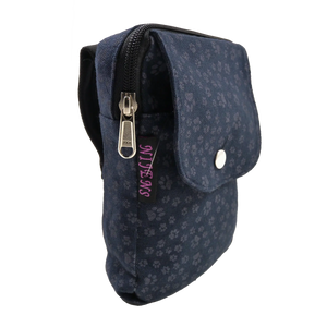 Beuteltasche violett mit Pfötchenmotiven und zwei Gürtelschlaufen zum Anbringen an Gürtel. Sie besitzt ein Hauptfach mit Reißverschluss und einem Einsteckfach vorne.