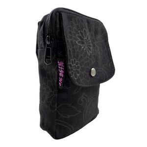 Beuteltasche schwarz mit floralen Ornamenten und zwei Gürtelschlaufen zum Anbringen an Gürtel. Sie besitzt ein Hauptfach mit Reißverschluss und einem Einsteckfach vorne.
