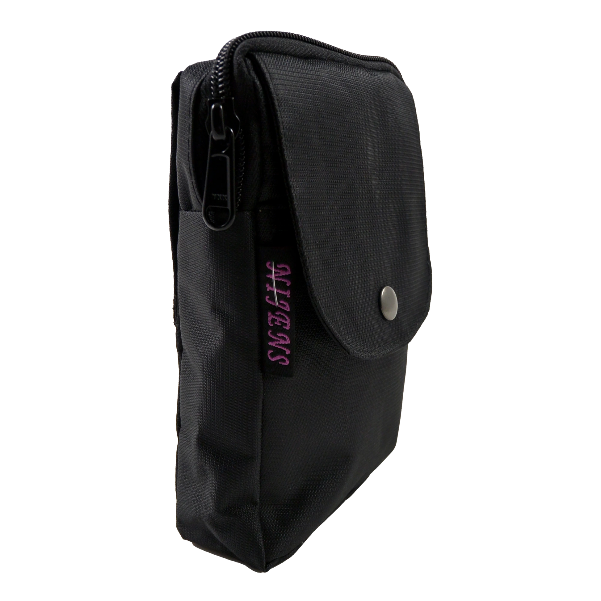 Wasserabweidende Beuteltasche schwarz mit zwei Gürtelschlaufen zum Anbringen an Gürtel. Sie besitzt ein Hauptfach mit Reißverschluss und einem Einsteckfach vorne.