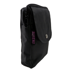 Wasserabweidende Beuteltasche schwarz mit zwei Gürtelschlaufen zum Anbringen an Gürtel. Sie besitzt ein Hauptfach mit Reißverschluss und einem Einsteckfach vorne.
