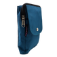 Wasserabweisende Beuteltasche blau mit zwei Gürtelschlaufen zum Anbringen an Gürtel. Sie besitzt ein Hauptfach mit Reißverschluss und einem Einsteckfach vorne.
