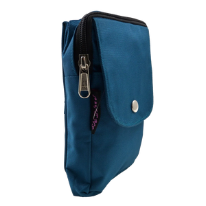 Wasserabweisende Beuteltasche blau mit zwei Gürtelschlaufen zum Anbringen an Gürtel. Sie besitzt ein Hauptfach mit Reißverschluss und einem Einsteckfach vorne.