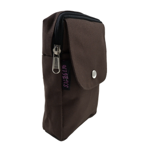 Wasserabweidende Beuteltasche braun mit zwei Gürtelschlaufen zum Anbringen an Gürtel. Sie besitzt ein Hauptfach mit Reißverschluss und einem Einsteckfach vorne.