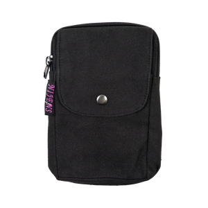 Beuteltasche schwarz mit zwei Gürtelschlaufen zum Anbringen an Gürtel. Mit einem Reißverschlußfach und einem Einsteckfach vorne, verschließbar mit einem Druckknopf.