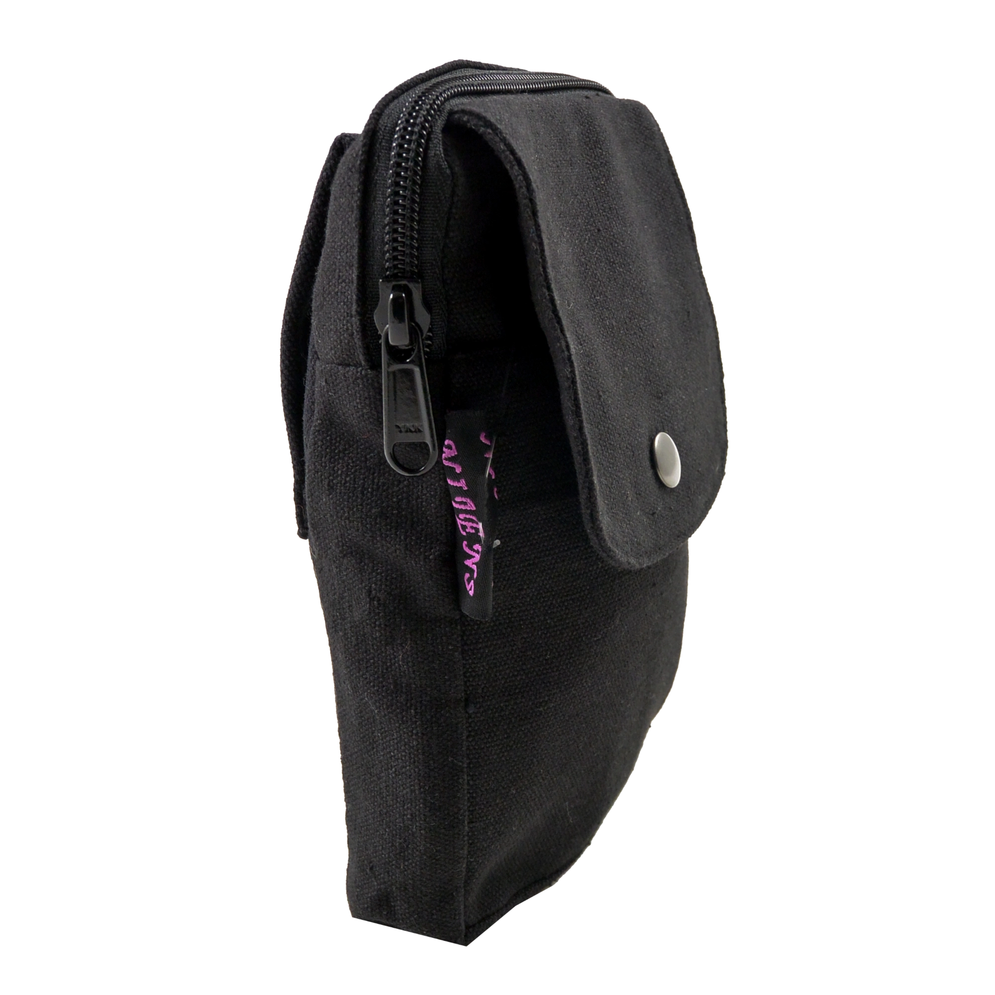 Beuteltasche schwarz mit zwei Gürtelschlaufen zum Anbringen an Gürtel. Sie besitzt ein Hauptfach mit Reißverschluss und einem Einsteckfach vorne.