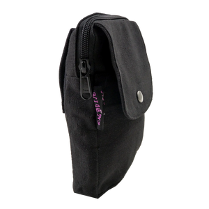 Beuteltasche schwarz mit zwei Gürtelschlaufen zum Anbringen an Gürtel. Sie besitzt ein Hauptfach mit Reißverschluss und einem Einsteckfach vorne.