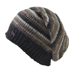 Seitenansicht: Long-Beanie-Mütze aus Schurwolle, gestreift in Schwarz-Braun-Tönen.