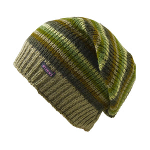 Seitenansicht: Long-Beanie-Mütze aus Schurwolle, gestreift in Grün-Tönen.