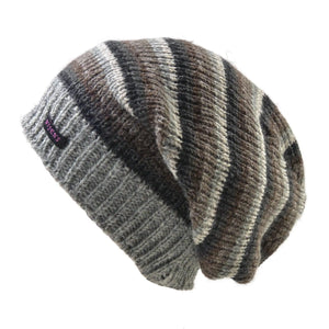 Seitenansicht: Long-Beanie-Mütze aus Schurwolle, gestreift in Grau-Braun-Tönen.