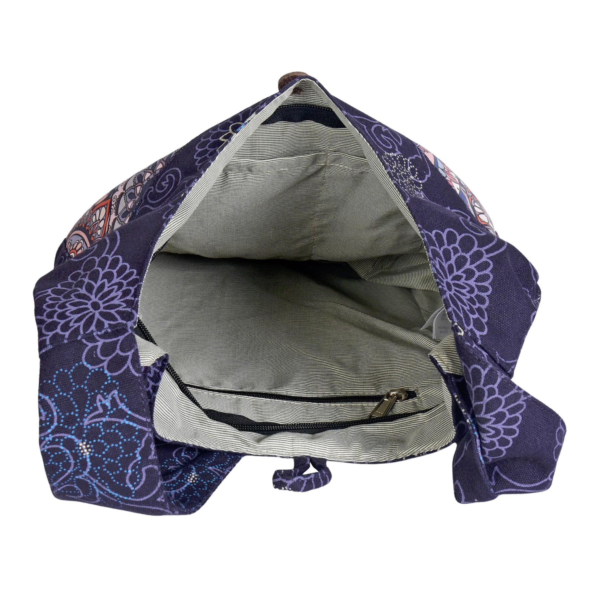 Innenansicht des Nijens Small Shoppers mit geräumigem Hauptfach, Reißverschlussfach und zusätzlichen Innentaschen. SMALL SHOPPER MANDALA_62