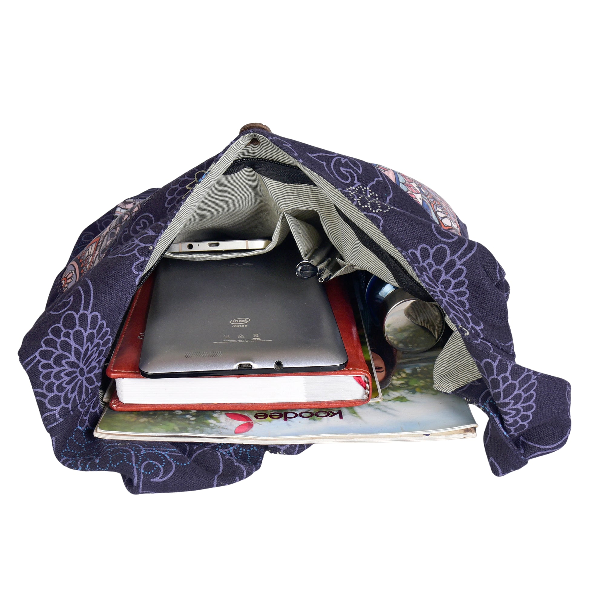 Geräumiger Nijens Small Shopper mit Mandala-Muster in Lila, gefüllt mit Tablet, Buch, Trinkflasche und Smartphone