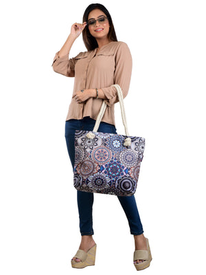 Studioaufnahme: Frau trägt eine farbenfrohe Strandtasche 509 mit Mandala-Design – funktional und auffällig.