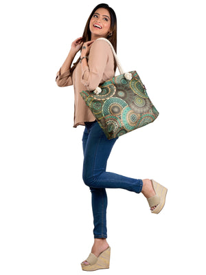Studioaufnahme: Frau trägt eine farbenfrohe Strandtasche mit Mandala-Design in Grüntönen – funktional und auffällig.