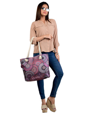 Model präsentiert Ethno-Shopper von Nijens – Mandala-Designed  in Rosat Farbtönen.