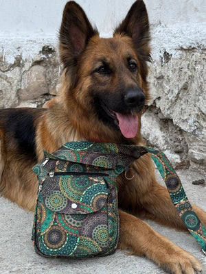 Ein Hund und wetterfeste Gassi-Tasche mit Mandala-Design in Grün - Nijens