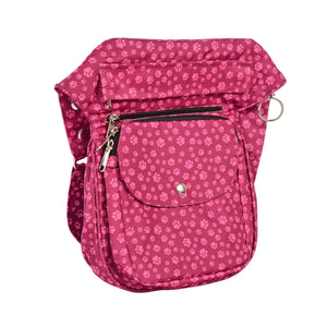 Outdoor-Tasche für Spaziergänge mit Leckerli-Fächern und robustem, wetterfestem Stoff Magenta mit Pfotenmuster.