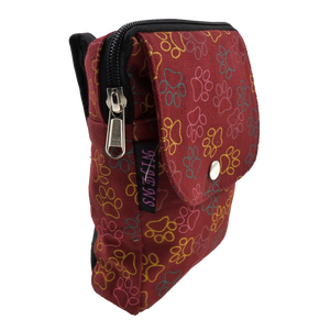 Beuteltasche für den Gürtel, rot mit bunten Pfotenmotiven, und zwei Gürtelschlaufen zum Anbringen an Gürtel. Sie besitzt ein Hauptfach mit Reißverschluss und einem Einsteckfach vorne.