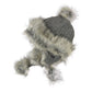 Handgestrickte Wintermütze aus 100% Schurwolle mit grauem Kunstfellbesatz und Bommel in Grautönen auf weißem Hintergrund