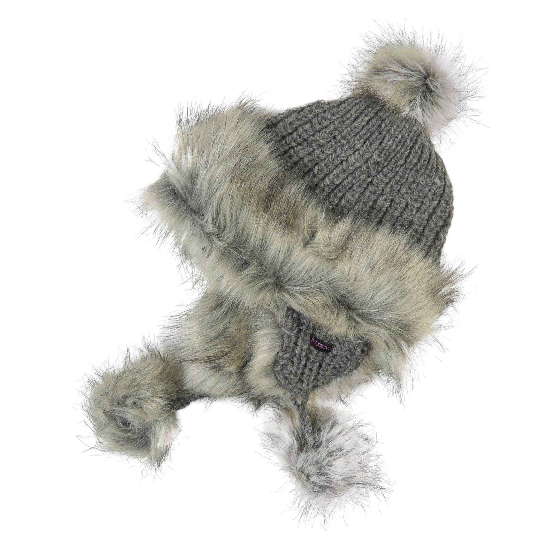 Handgestrickte Wintermütze aus 100% Schurwolle mit grauem Kunstfellbesatz und Bommel in Grautönen auf weißem Hintergrund