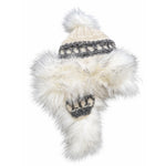 Handgestrickte Wintermütze aus 100% Schurwolle mit weißem Kunstfellbesatz und Bommel in Creme- und Grautönen auf weißem Hintergrund