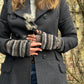 Model präsentiert fingerfreie Handschuhe aus Wolle gestreift in Braun, Grautöne, welche sich mit einer Fingerkappe zu Fäustlingen umwandeln lassen.