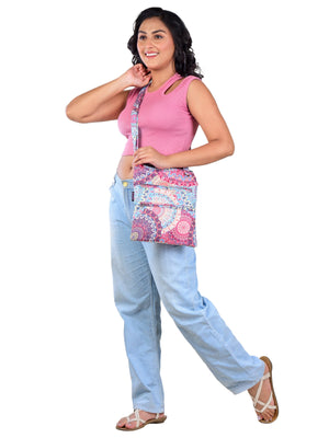 Frau trĂ€gt die Nijens Gassi-Tasche in TĂŒrkis-Pink mit Mandala-Print â wasserabweisend, abwaschbares Leckerlifach und verstellbarer Trageriemen.