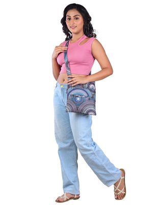 Frau trĂ€gt die Gassi-Tasche in Mandala Blau von Nijens â 4 FĂ€cher, wasserabweisend & perfekt fĂŒr SpaziergĂ€nge