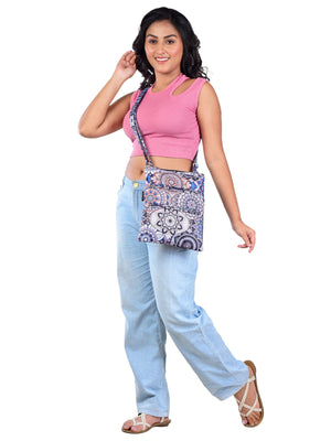 Frau trägt die Gassi-Tasche mit Mandala in Lavendell & Blau – wasserabweisend, mit Leckerlifach & viel Stauraum.