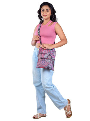 Frau präsentiert die Lila Umhängetasche mit Mandala-Muster – 4 Reißverschlussfächer, wasserabweisend und perfekt für stylische Hundespaziergänge