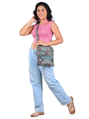 Frau trĂ€gt die Hundetasche im Mandala-Design in GrĂŒn â robust, wasserabweisend und mit extra Leckerlifach.