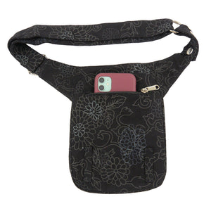 Rückseite: Schwarze Gassi-Tasche mit floralem Muster und geöffnetem Reißverschlussfach, aus dem ein Smartphone hervorschaut. Nijens Shop