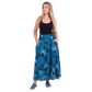 Weibliches Modell mit Sommerrock, Maxirock aus Viskose, Petrol und Palmenblättern und Blumenmotiven. Elastischer Schlupfbund.