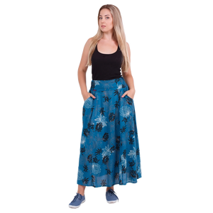 Weibliches Modell mit Sommerrock, Maxirock aus Viskose, Grün mit Blättermotiven. Elastischer Schlupfbund.