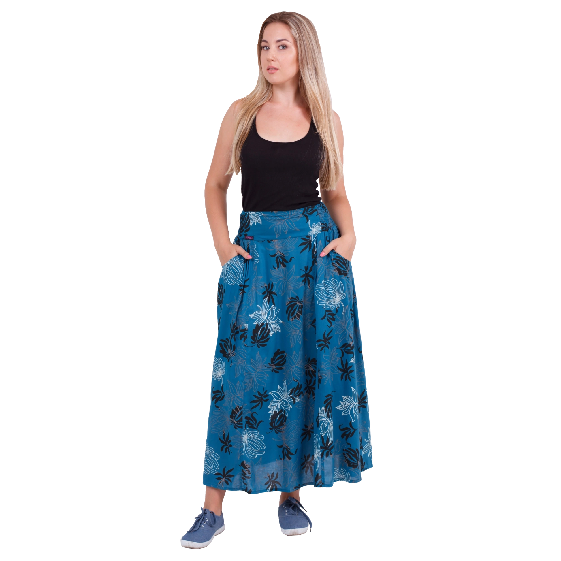Weibliches Modell mit Sommerrock, Maxirock aus Viskose, Nachtblau mit Blumenmotiven. Elastischer Schlupfbund.
