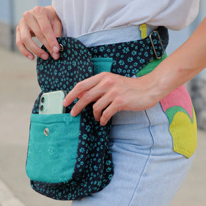 Model präsentiert Nijens Gassitasche in Marineblau mit türkisfarbenem Pfotenmuster