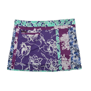 Wenderock aus Baumwolle mit Türkis/Violett mit kleinem Einsteckfach vorne. Umfang ist einstellbar mit gläsernen Druckknöpfen am Rockbund. Muster und Farbenmix.