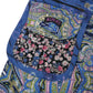 Nahaufnahme der Nijens-Tasche mit Paisley-Klappe in Blau und pink-schwarzem Blümchenmuster.