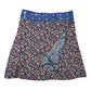 Wenderock von Nijens mit dunkler Blümchenseite, floraler Bund in Blau und bunter Paisley-Rückseite.