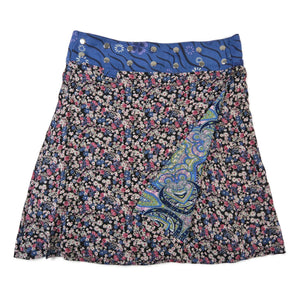 Wenderock von Nijens mit dunkler Blümchenseite, floraler Bund in Blau und bunter Paisley-Rückseite.
