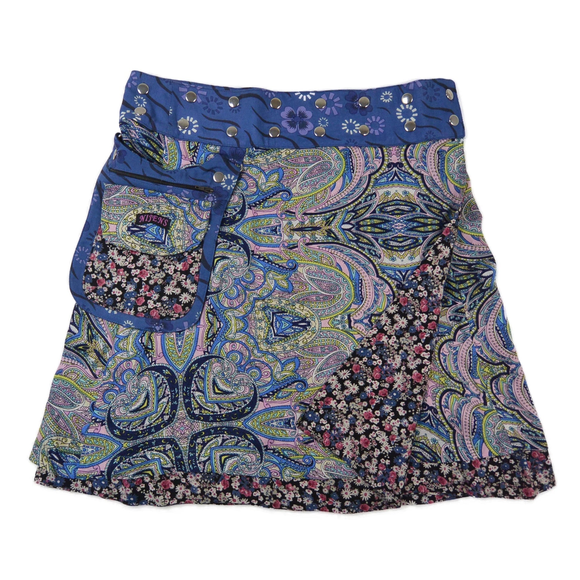 Bunter Wenderock von Nijens – Seite mit kräftigem Paisley-Print in Türkis, Pink & Blau, kombiniert mit Blumenprint und Kontrasttasche.