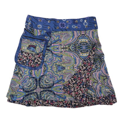 Bunter Wenderock von Nijens – Seite mit kräftigem Paisley-Print in Türkis, Pink & Blau, kombiniert mit Blumenprint und Kontrasttasche.